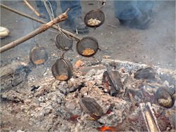 Je eigen eten maken boven een kampvuurtje