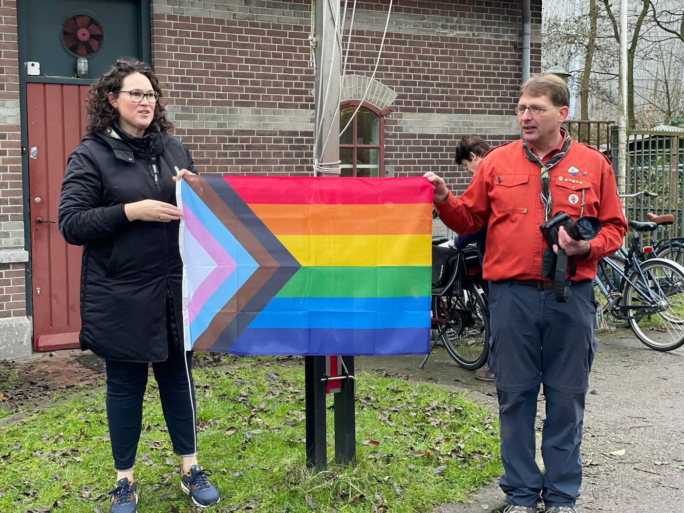 Op pagina 7 van katern Waterweg van het Algemeen Dagblad van 11 januari 2022 een verslag over de overhandiging van de regenboogvlag