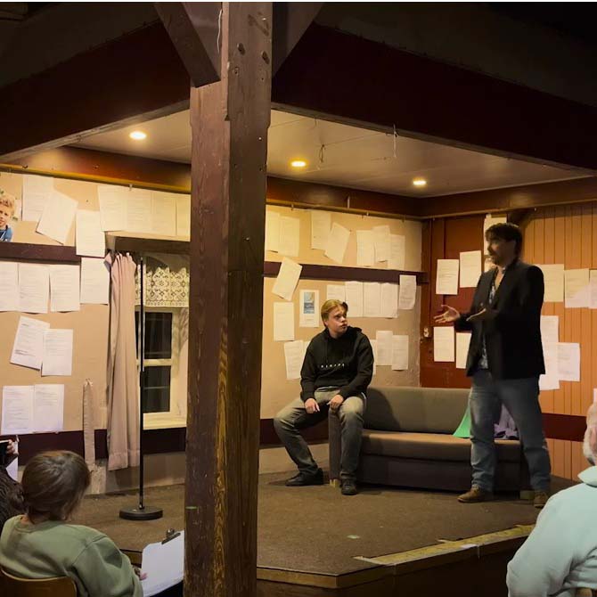 Theater De Stokerij speelt De Achterblijver in het groepshuis van de Scouting Tono-groep