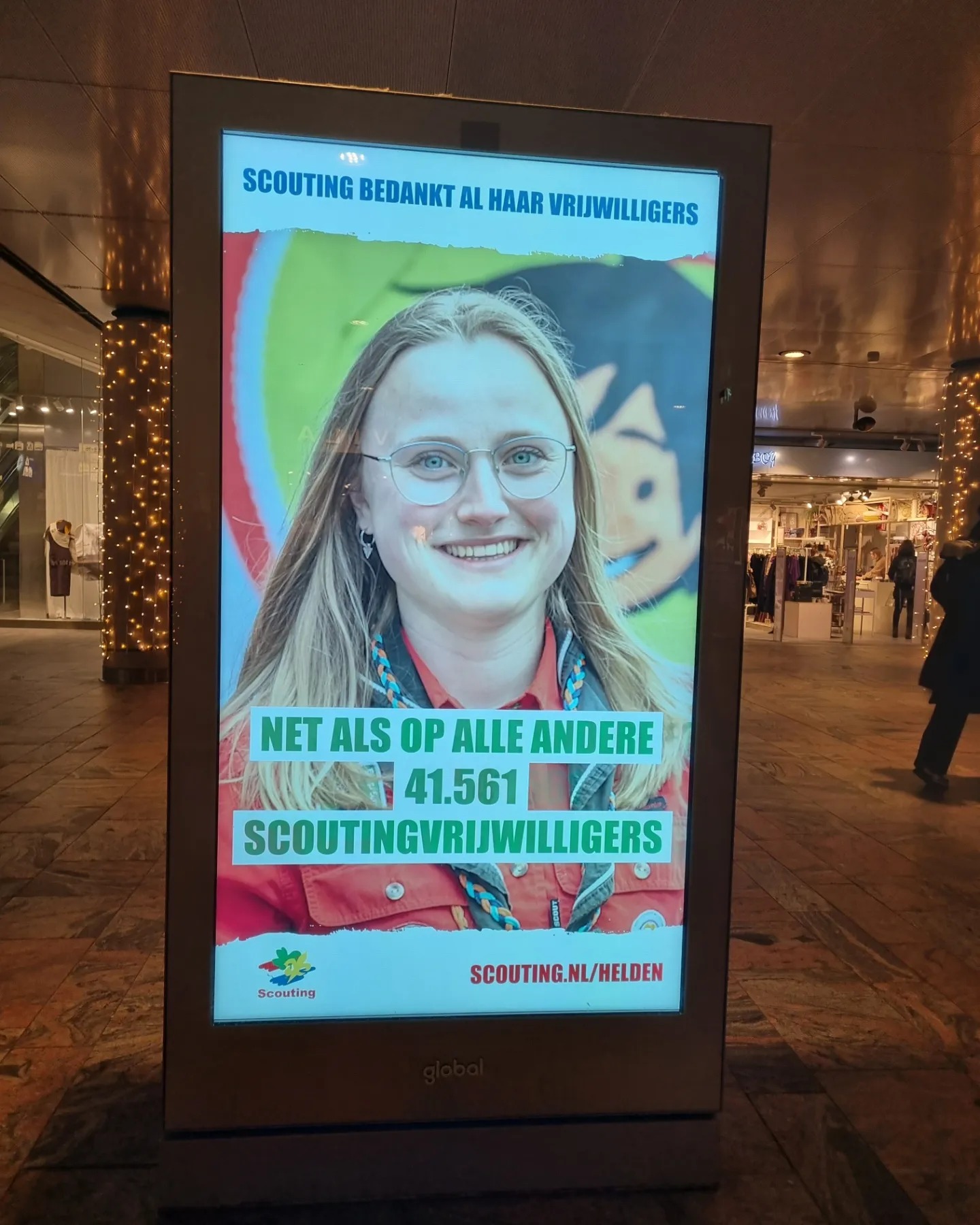 Sterre Stroom (Monica Pool) van de Scouting Tono-groep op 7 grote stations zichtbaar op de digitale abri's