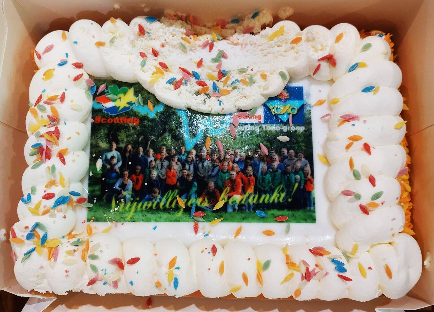 Taart voor de vrijiwilligers nu de Scouting Tono-groep de scoutinggroep is met het grootste aantal jeugdleden in Schiedam