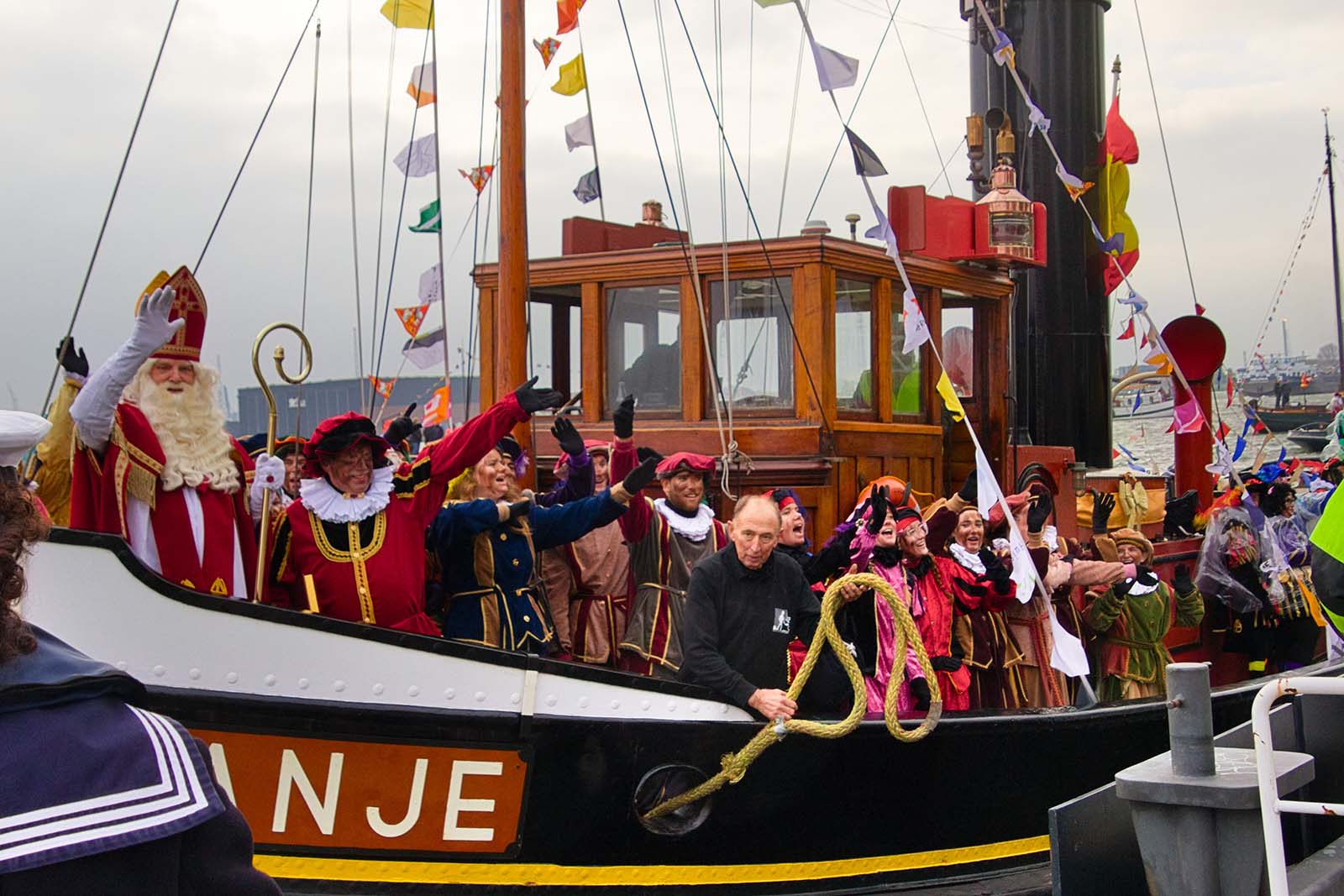 Scouting Aleida ondersteunt de intocht van Sinterklaas in Schiedam