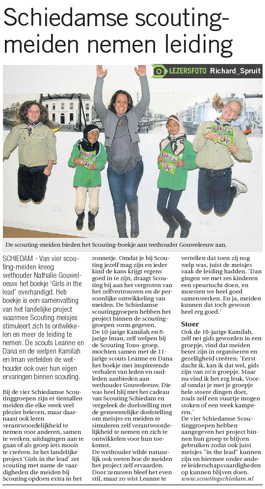 De overhandiging van het scouting-boekje aan wethouder Gouweleeuw wordt beschreven in het artikel op pagina 5 van de Dichtbij Waterweg van 5 november 2014